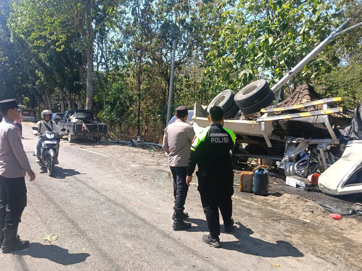 Sopir Tewas Gegara Truk Molen Gagal Nanjak hingga Terguling di Kedewan Bojonegoro