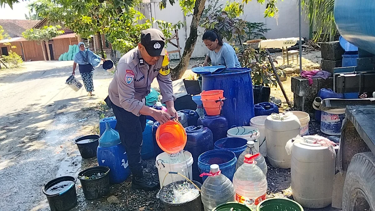 Kekeringan Melanda Warga Nglampin, Polisi Bojonegoro Gelontor 16 Ribu Liter Air Bersih 