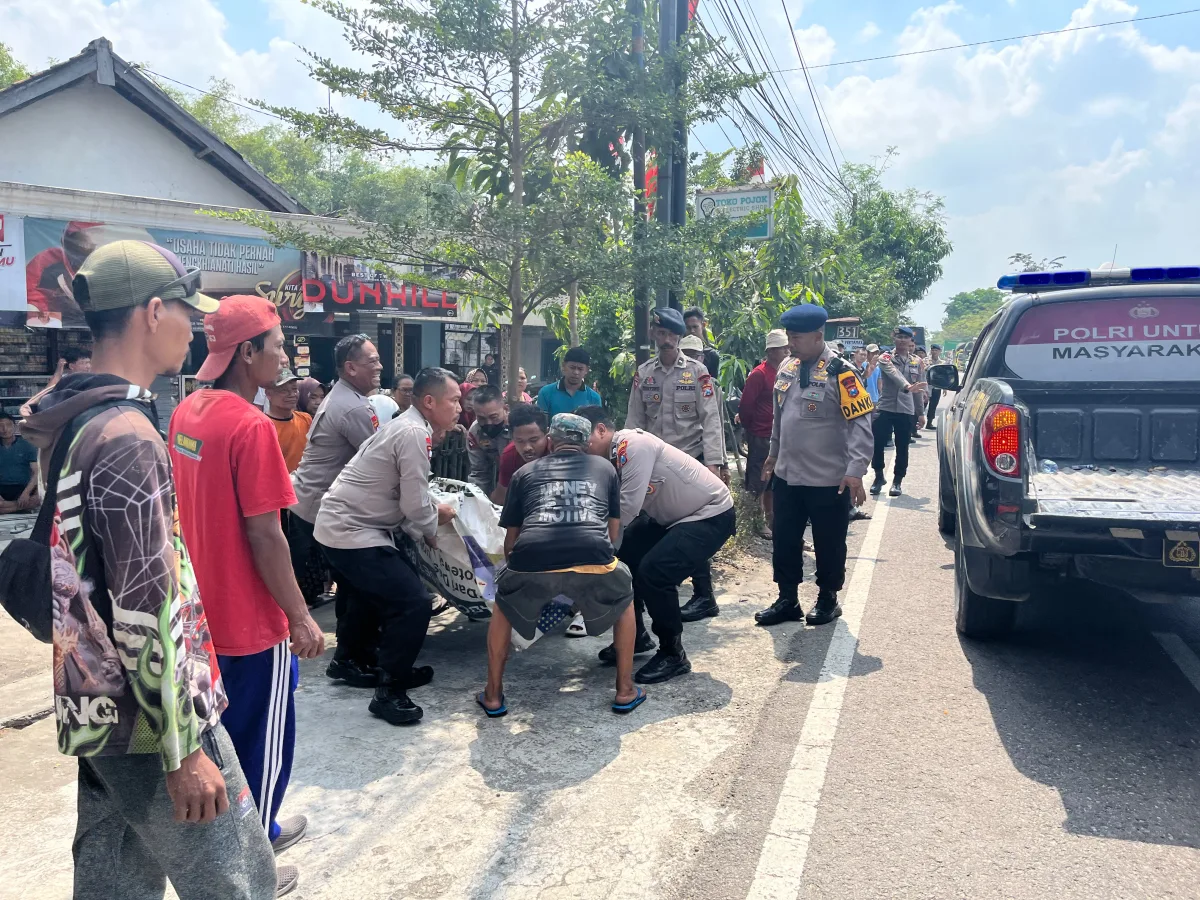 Tragedi Kecelakaan di Jalan Raya Babat-Bojonegoro, Personel Brimob Sigap Lakukan Evakuasi dan Pembersihan Tumpahan Minyak