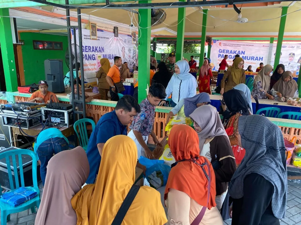 Serbu Gerakan Pangan Murah, Emak-Emak Klepek Sumringah Borong Kebutuhan Pokok