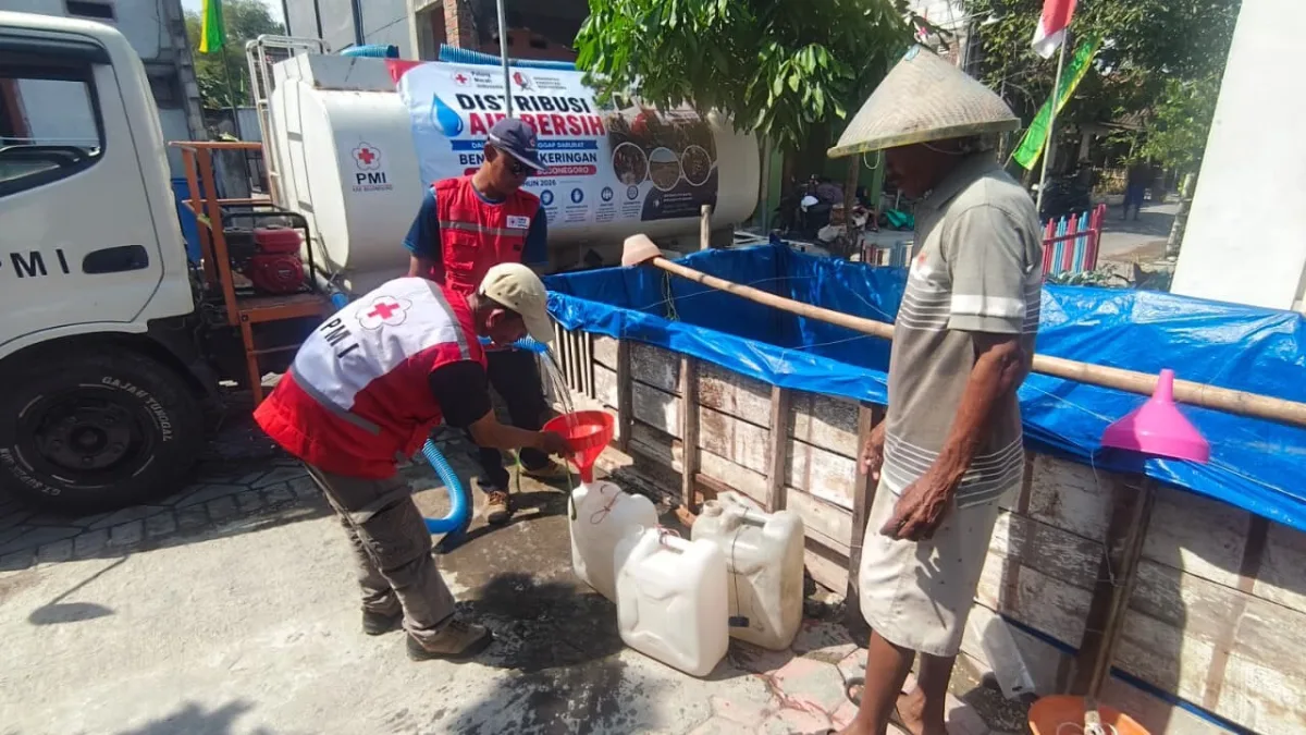Atasi Kekeringan, PMI dan BPBD Bojonegoro Salurkan Air Bersih ke Sumberrejo