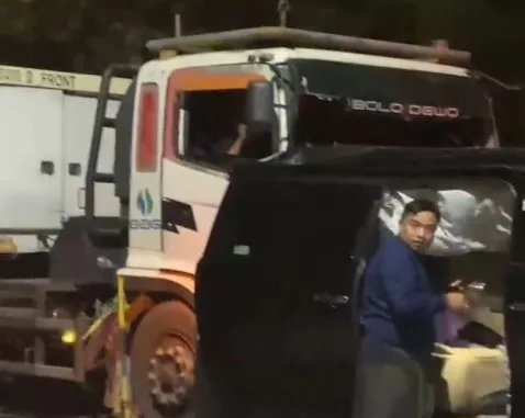 Alphard Ditabrak Truk Trailer di Bojonegoro saat Antre Buka-Tutup Jalan, Penumpangnya Ternyata Kyai Anwar Sahid