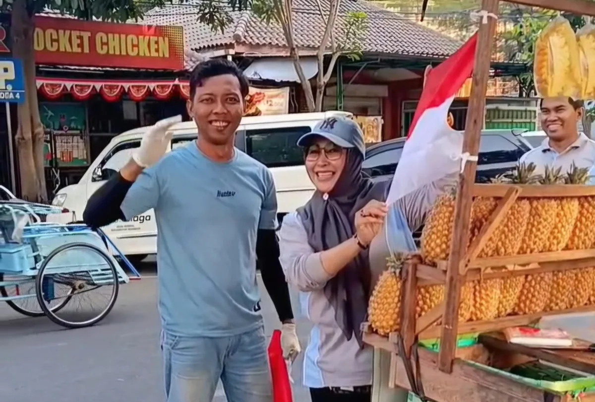 Aksi Humanis Satpol PP Bojonegoro Berbagi Bendera Merah Putih ke PKL, Semarakkan HUT RI ke 81