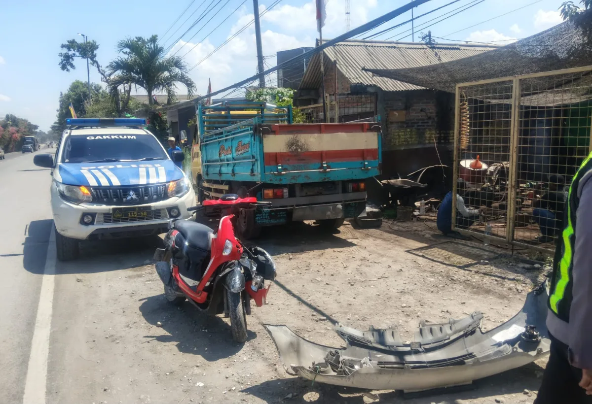 Pemotor Wanita Tertabrak Xenia Saat Menyeberang Jalan di Kalitidu Bojonegoro