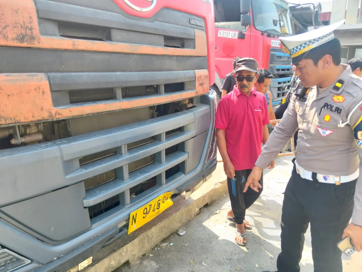 Honda Scoopy Diseruduk Truk, Ibu dan Anak Tewas di Jalur Pantura Tuban 