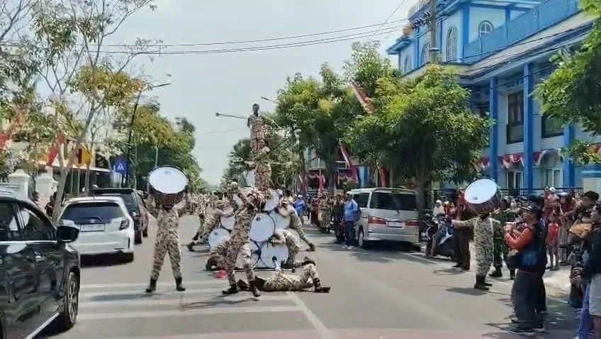Devile Drum Band SMA Negeri 2 Taruna Pamong Praja Pukau Warga Kota Bojonegoro di HUT RI ke 81