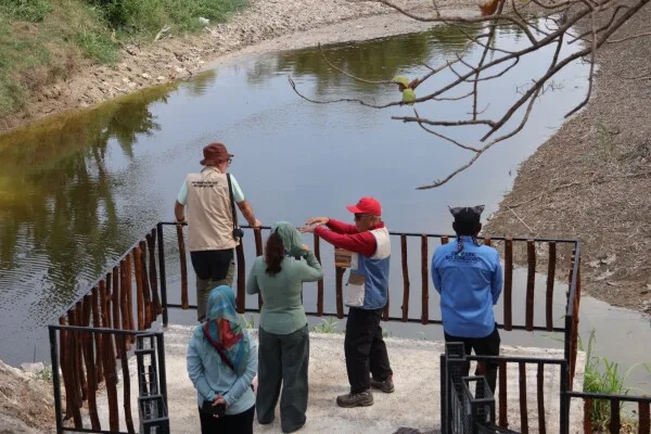 Keunikan Geosite Kedung Lantung Bojonegoro, Jejak Rembesan Minyak Bumi Purba Berwarna Pelangi