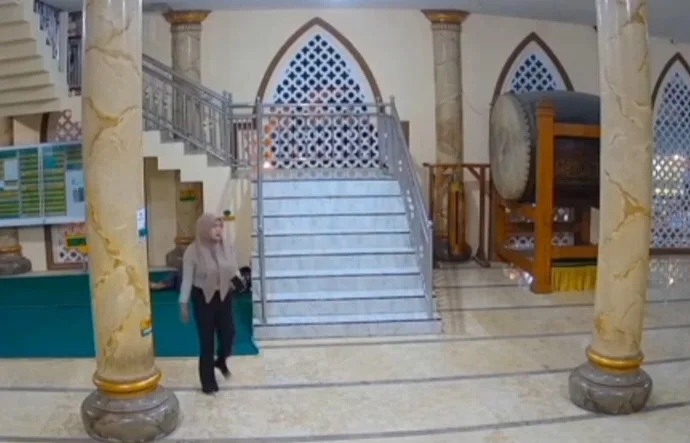 Emak Berhijab Nyolong HP Milik Warga Gayam yang Ketiduran di Masjid Kalitidu
