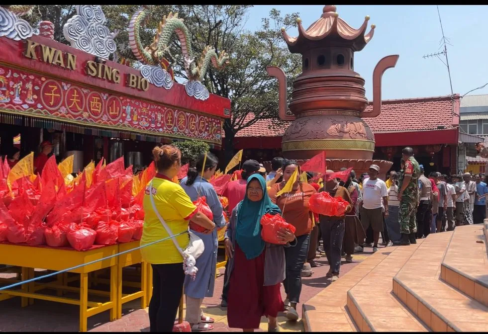 Rela Antre Sejak Pagi, Warga Tuban Berebut 750 Tumpeng Berkah di Klenteng Kwan Sing Bio