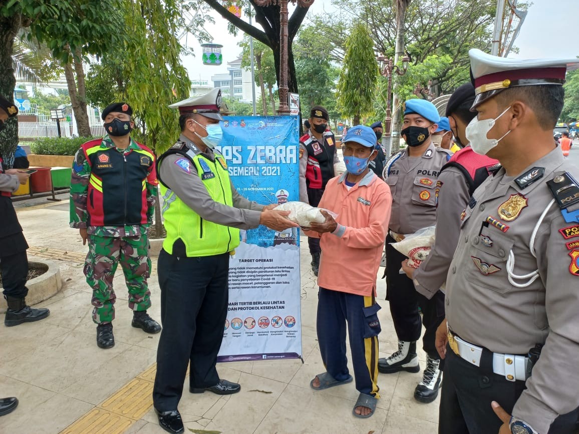 Dalam Rangka Ops Yustisi 2021, Unit Gakkum Himbau Warga Dan Beri Hadiah Sembako