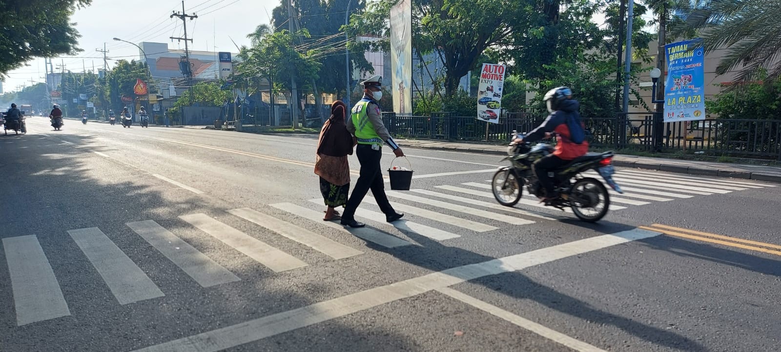 Pengaturan Pagi, Unit Gakkum Lantas Lamongan Lakukan Ini Kepada Ibu Paruh Baya Di Jalan Raya