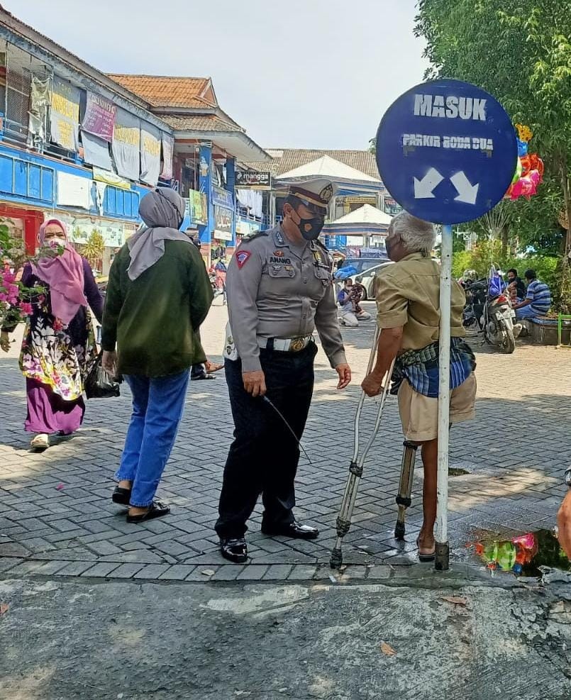 Wujud Kepedulian Kanit Gakkum Lantas Lamongan Kepada Penyandang Disabilitas