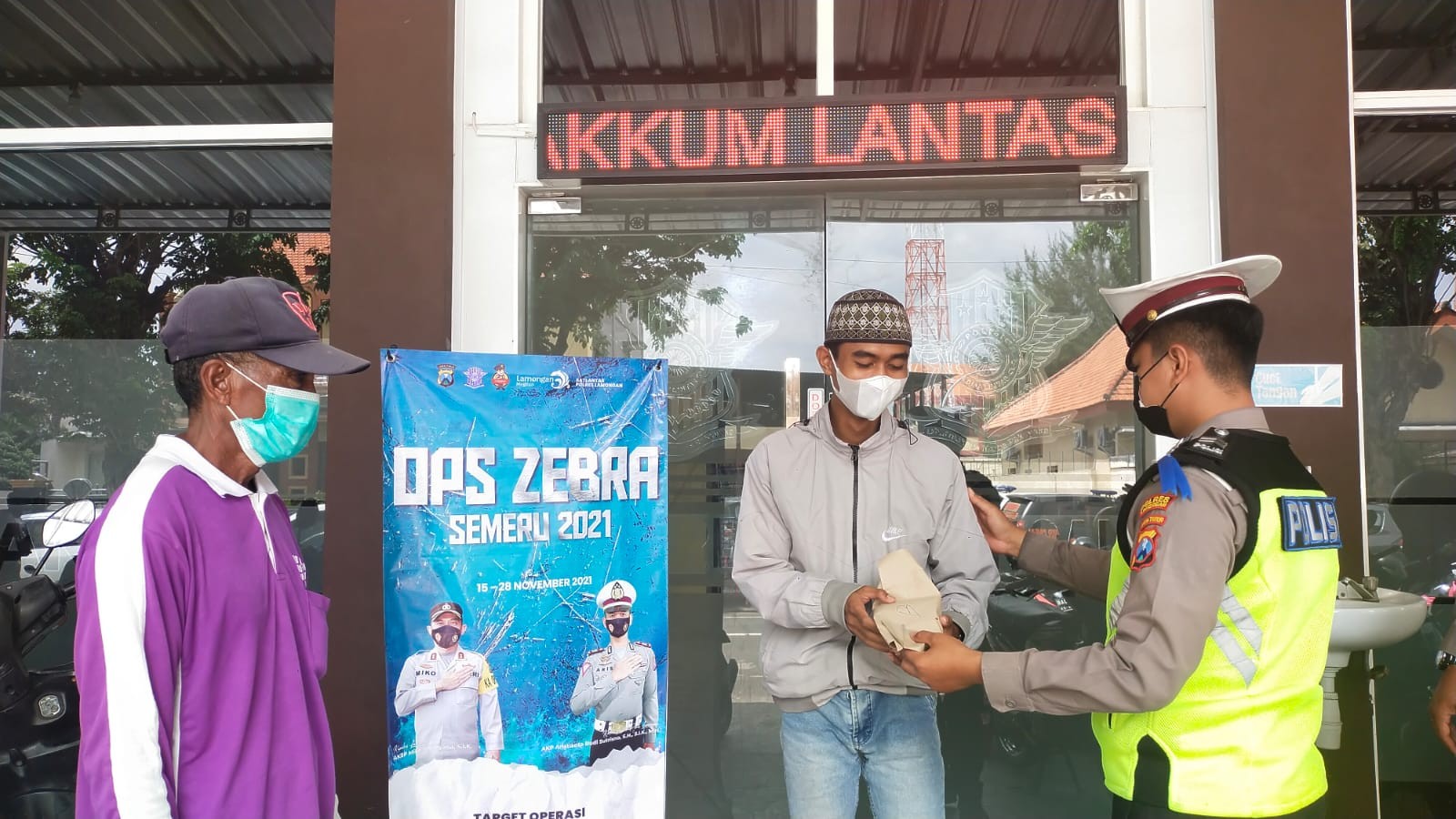 Jumat Berkah, Unit Gakkum Sat Lantas Polres Lamongan Bagikan Sarapan kepada Masyarakat