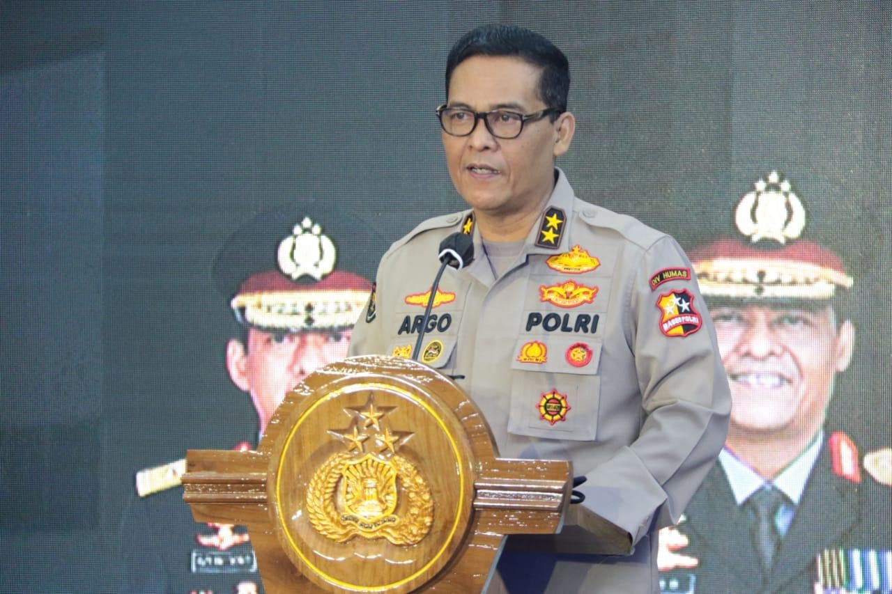 Polri Kerahkan Mobil Dapur Umum, Logistik, Kapal hingga Perahu Karet Bantu Korban Banjir NTT