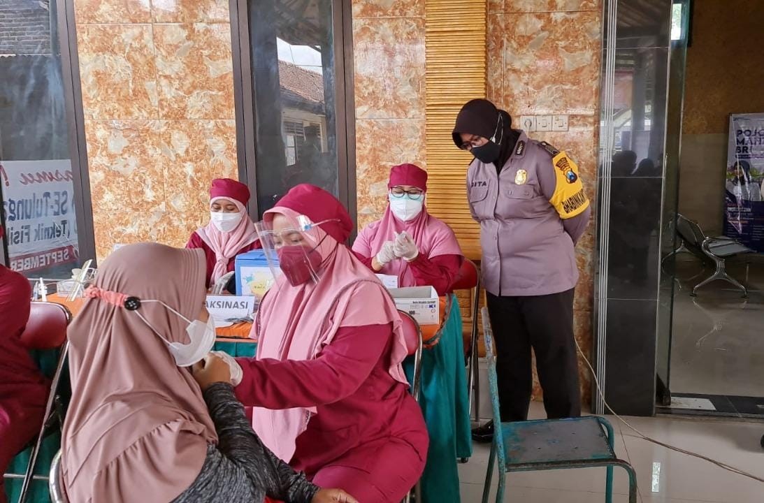 Bripka Anggita Polwan Polsek Kedungwaru, Dengan Humanis Kawal Vaksinasi Warga Desa Simo Tulungagung