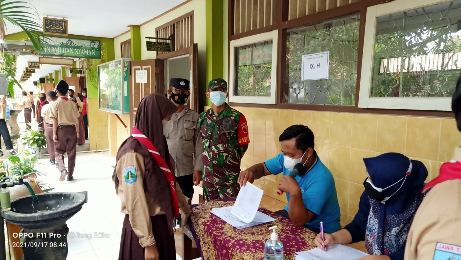Polsek Ngantru Polres Tulungagung Kawal Vasinasi Pelajar Diwilayah Kecamatan Ngantru