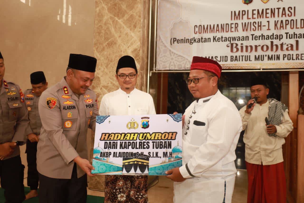 18 Tahun Kidmat di Masjid, Ustad Nurdin Diganjar Umroh Oleh Kapolres Tuban