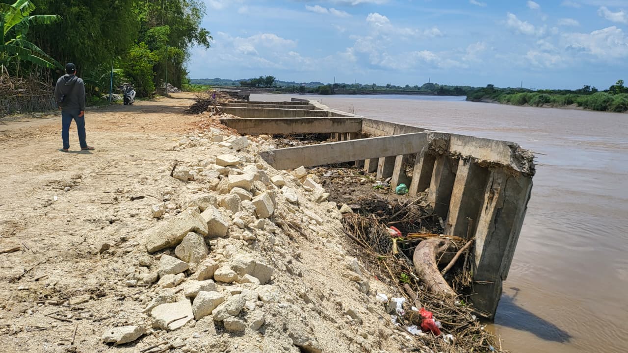 Tebing Pelindung Sungai di Bojonegoro Ambruk, di Bangun Tahun 2024