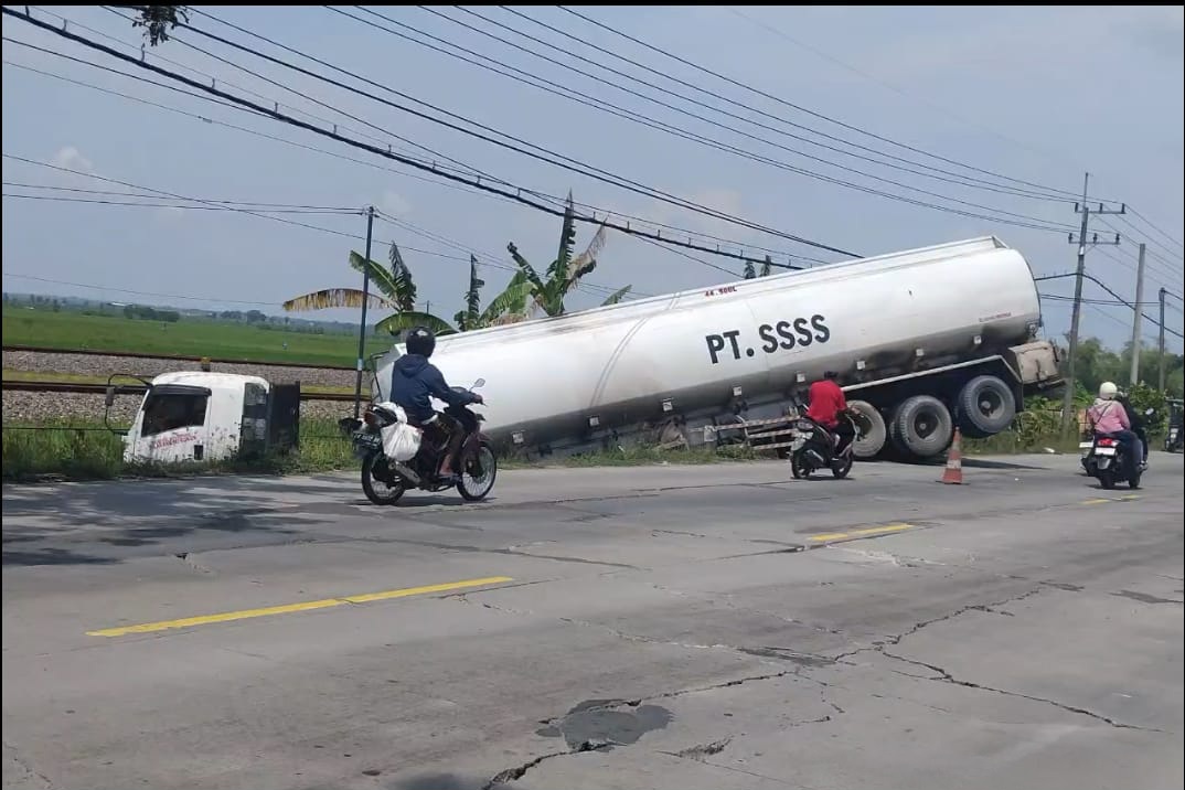 Truk Nyungsep ke Parit Usai Tabrakan di Bojonegoro