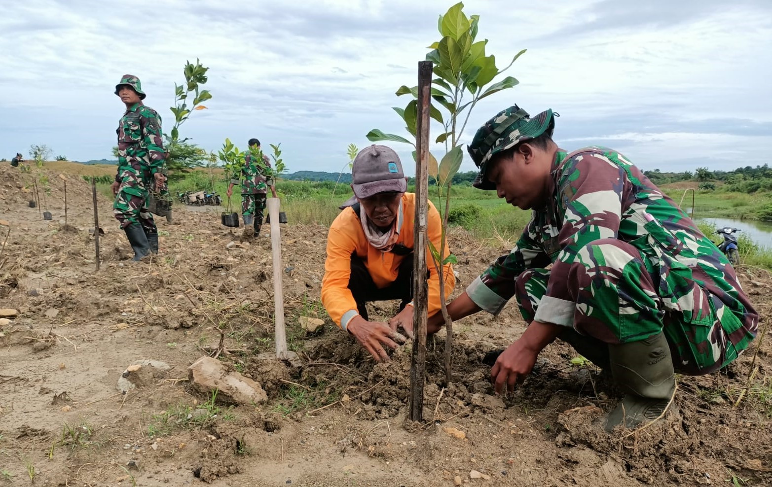 Mitigasi Bencana, Tiga Pilar Kedungsumber Tanam 800 Pohon Produktif di Area Spillway Waduk Pacal