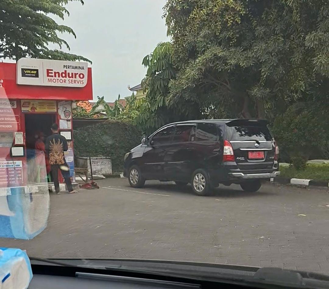 Viral! Mobil Dinas Pemkab Tuban Diduga Ganti Pelat Hitam Demi Nenggak Pertalite