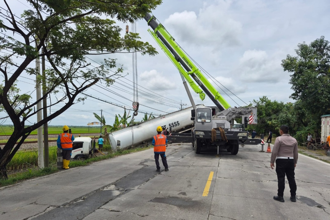 Evakuasi Truk Tangki Nyungsep di Bojonegoro Sempat Macetkan Jalan