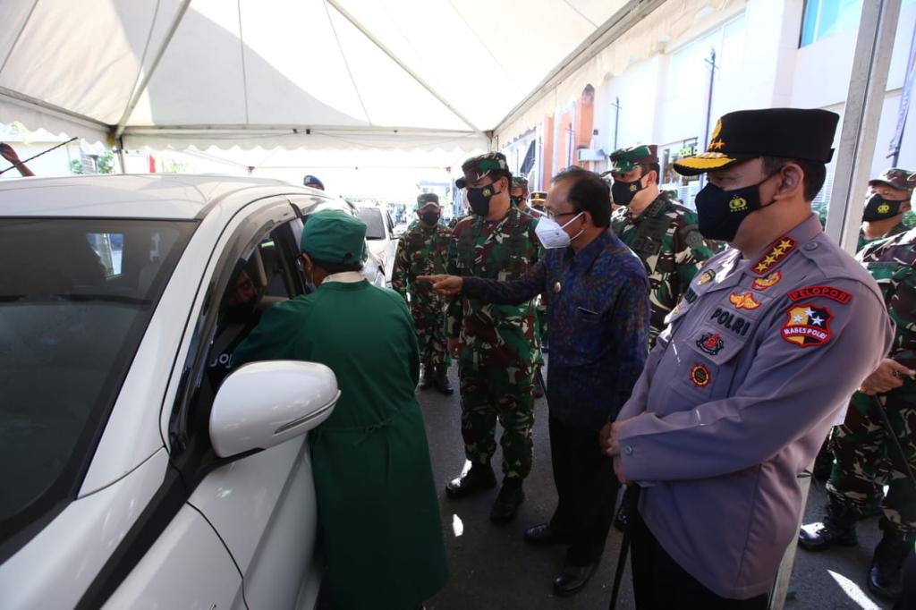Panglima TNI dan Kapolri Tinjau Vaksinasi Drive Thru di Bali