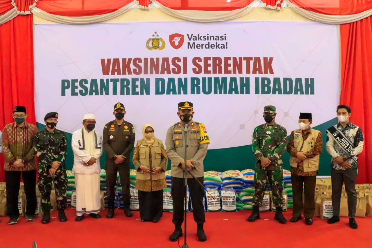 Ribuan Santri dan Pengurus Ponpes di Jombang Ikuti Vaksinasi Serentak yang Dipantau Presiden Joko Wi