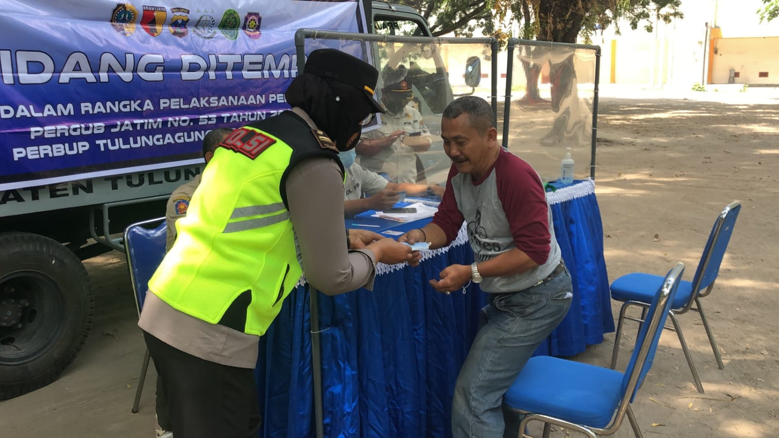 6 Pelanggar Prokes Terjaring Satgas Covid-19 Tulungagung Pada Ops Yustisi di Depan Stadion Rejoagung