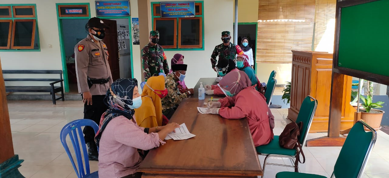 TNI- Polri Kawal Vaksinasi Merdeka di Balai Desa Karangtalun Kalidawir Tulungagung
