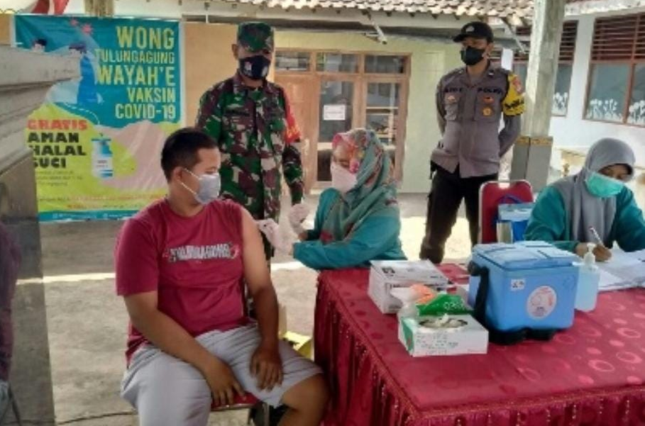 Bhabinkamtibmas dan Babinsa Ngunut Tulungagung, Amankan Vaksinasi di Desa Kromasan