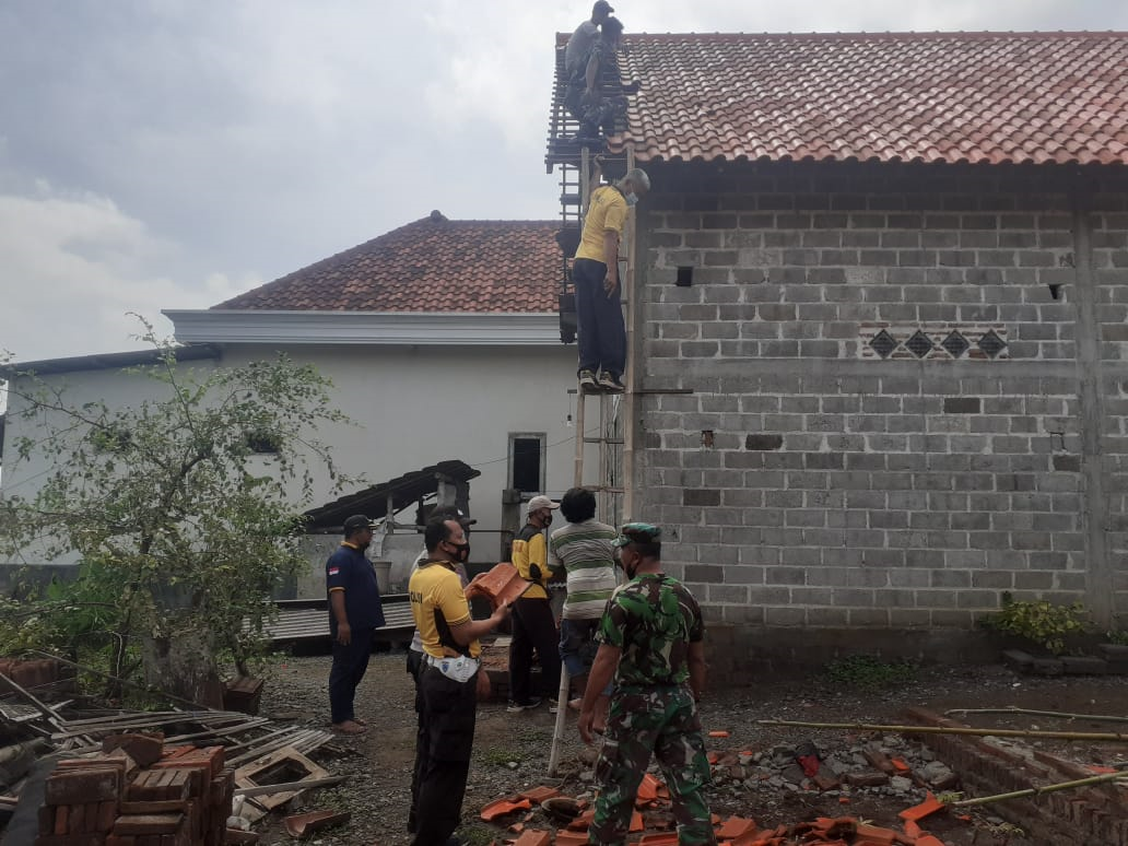 TNI POLRI Kalidawir Tulungagung Sinergi Perbaiki Rumah Warga yang Rusak Akibat Puting Beliung