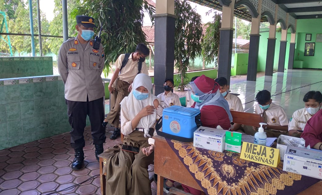 Percepat Vaksinasi Polsek Gondang Tulungagunh Kawal Vaksinasi Pelajar Tingkat SMP 
