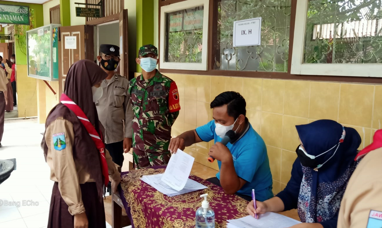 Polsek Ngantru Polres Tulungagung Kawal Vasinasi Pelajar di Desa Pucunglor 