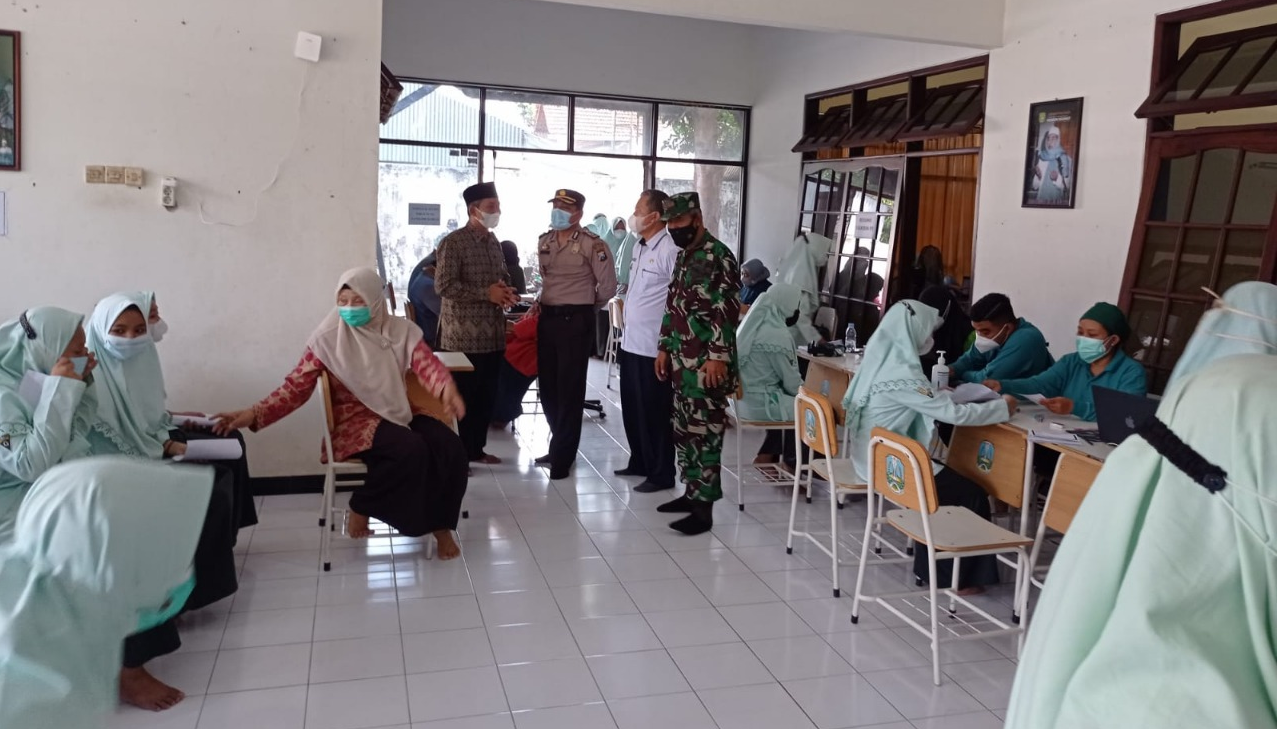 TNI – Polri Kawal Vaksinasi Santriwati Ponpes Sunan Pandanaran Ngunut Tulungagung