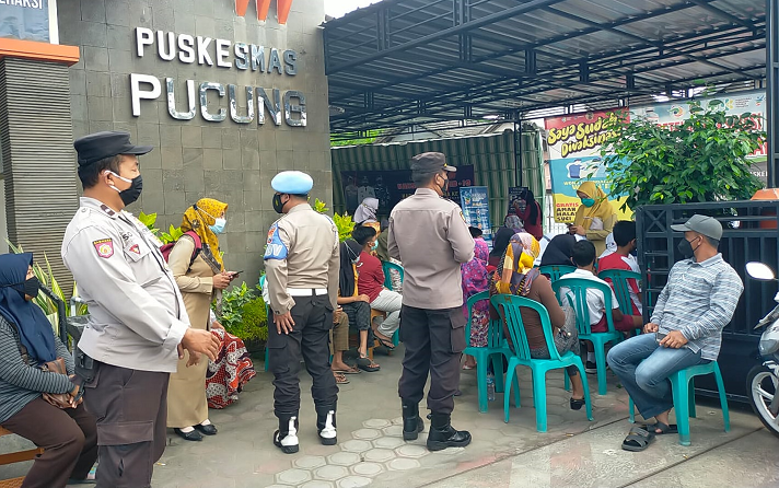 Polsek Ngantru Polres Tulungagung bersama Koramil 0807/04  Kawal Vaksinasi  Lansia, Ibu Hamil dan  1