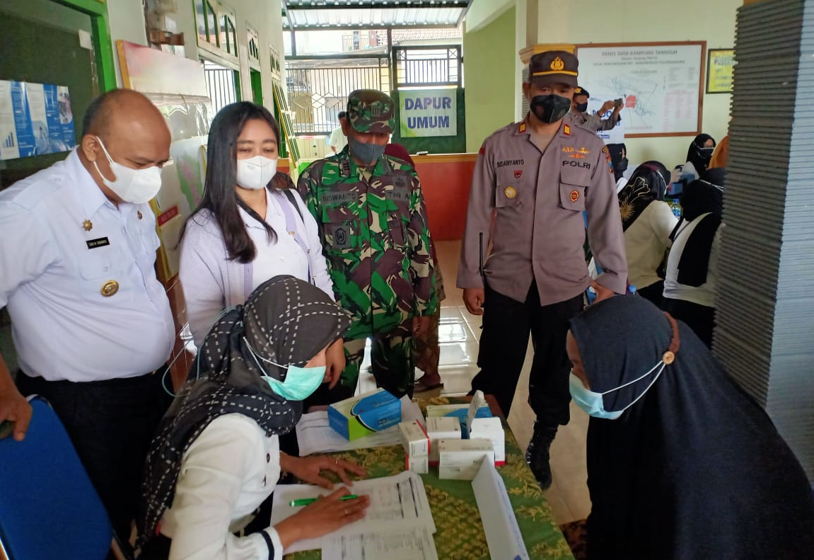 Vaksinasi Lansia di Balai Desa Tanjungsari Dikawal Polsek Karangrejo Polres Tulungagung