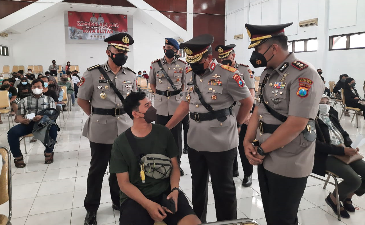 Ikuti Upacara Ziarah  HUT TNI Ke-76, Wakapolda Jatim Sempatkan Tinjau Vaksinasi di Kota Blitar