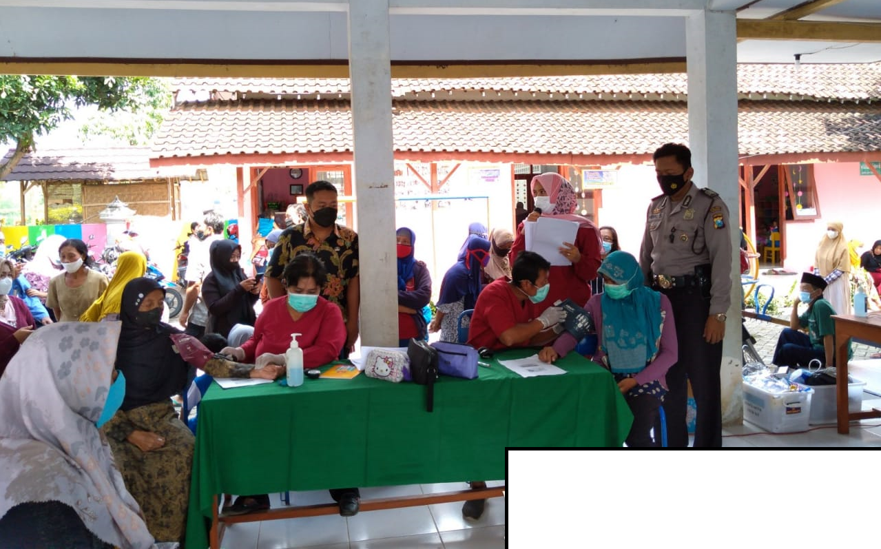 Bhabinkamtibmas Polsek Kalangbret Tulungagung Kawal Vaksinasi Lansia di Desa Pucangan