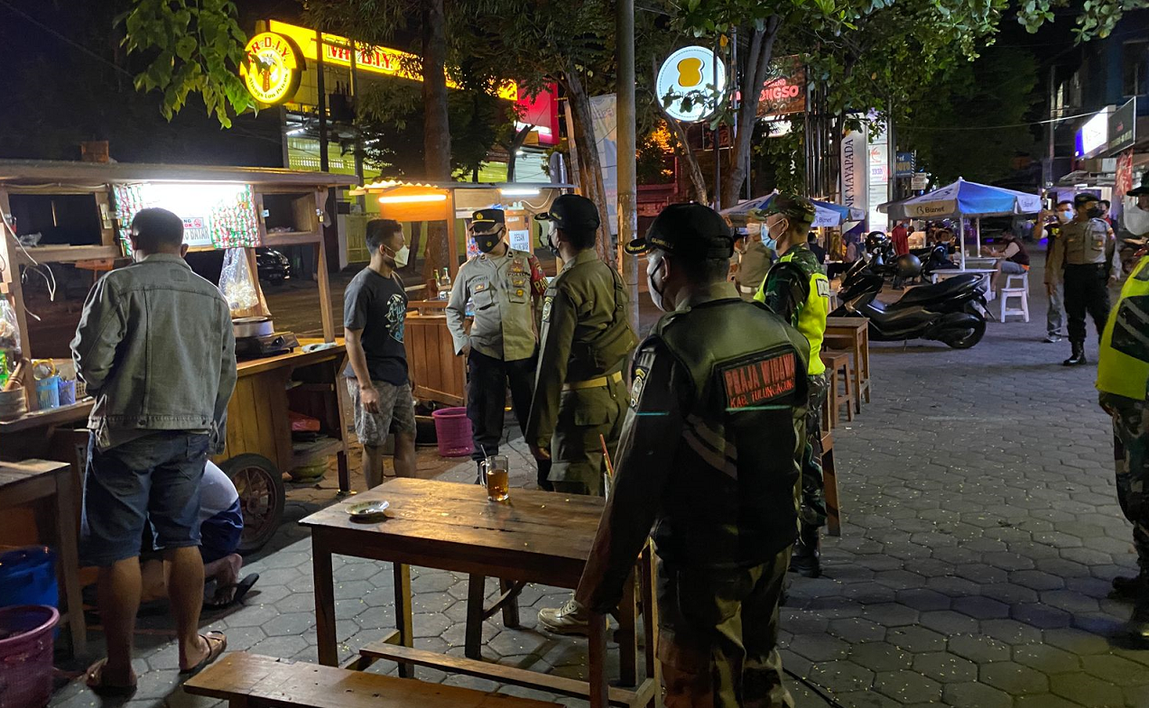 Dalam Rangka Pendisiplinan 5M, Tim Gabungan Polres Tulungagung dan Satgas Covid 19 Menggelar Patroli