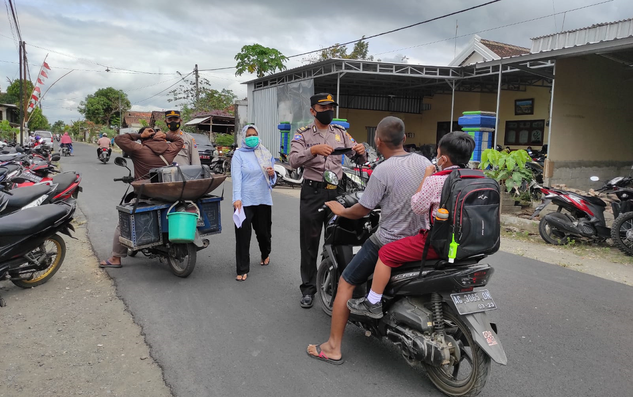 Tekan Penyebaran Covid-19 Di Kabupaten Tulungagung, Polsek Ngunut Bagi-Bagi Masker Ke Masyarakat