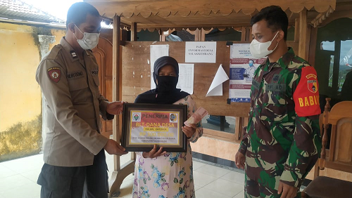 Babinsa dan Bhabinkamtibmas Polsek Kalidawir Tulungagung Kawal Penyaluran BLT-DD
