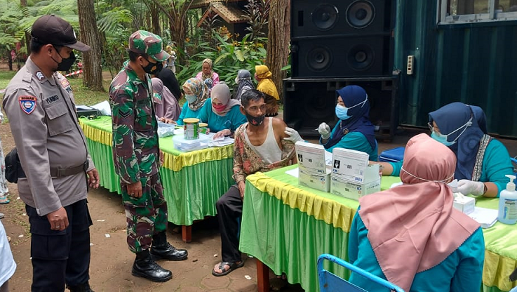 TNI- Polri Kawal Vaksinasi Merdeka di Tempat Wisata Buper Kecamatan Sendang Tulungagung
