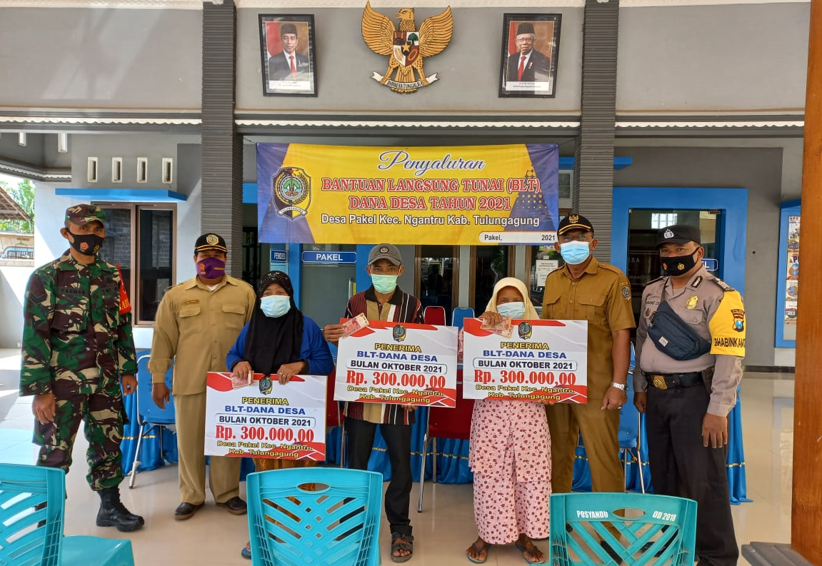 Babinsa dan Bhabinkamtibmas Polsek Ngantru Tulungagung Kawal Penyaluran BLT-DD