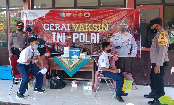 Polres Tulungagung Menggelar Vaksinasi Pelajar di SMPN 2 Pakel