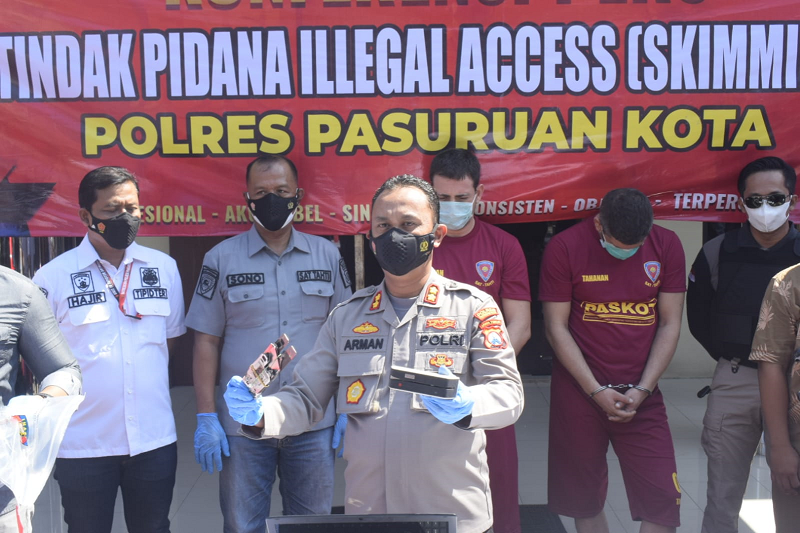 Polres Pasuruan Kota Berhasil Menangkap Dua Warga Asing Tersangka Kasus Skimming 