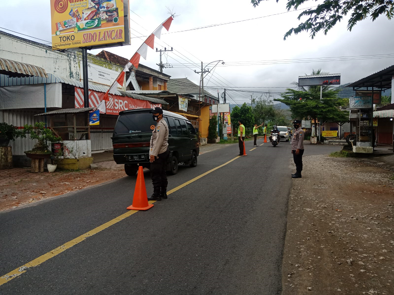 Personil Polsek Bandung Tulungagung Gelar Pos Pagi Untuk Memberikan Pelayanan Kepada Masyarakat