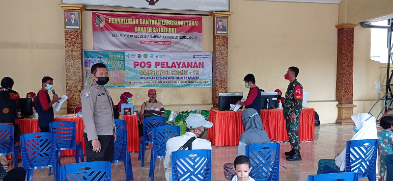 Babinsa dan Bhabinkamtibmas Kawal Vaksinasi di Desa Sidorejo Kauman Tulungagung