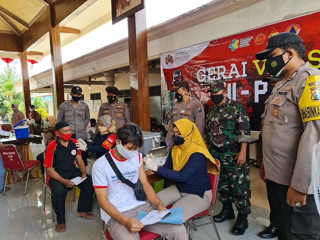 Gerai Vaksin TNI POLRI Polres Tulungagung di Desa Tapan Diserbu Ratusan Warga