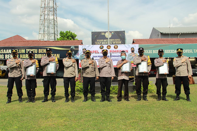 Kapolres Mojokerto Kota Beri Penghargaan Bhabinkamtibmas Berprestasi dan Tomas Yang Membantu Tugas P